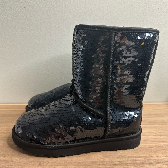 Classic black sequin Uggs. 8 - Picture 3 of 9